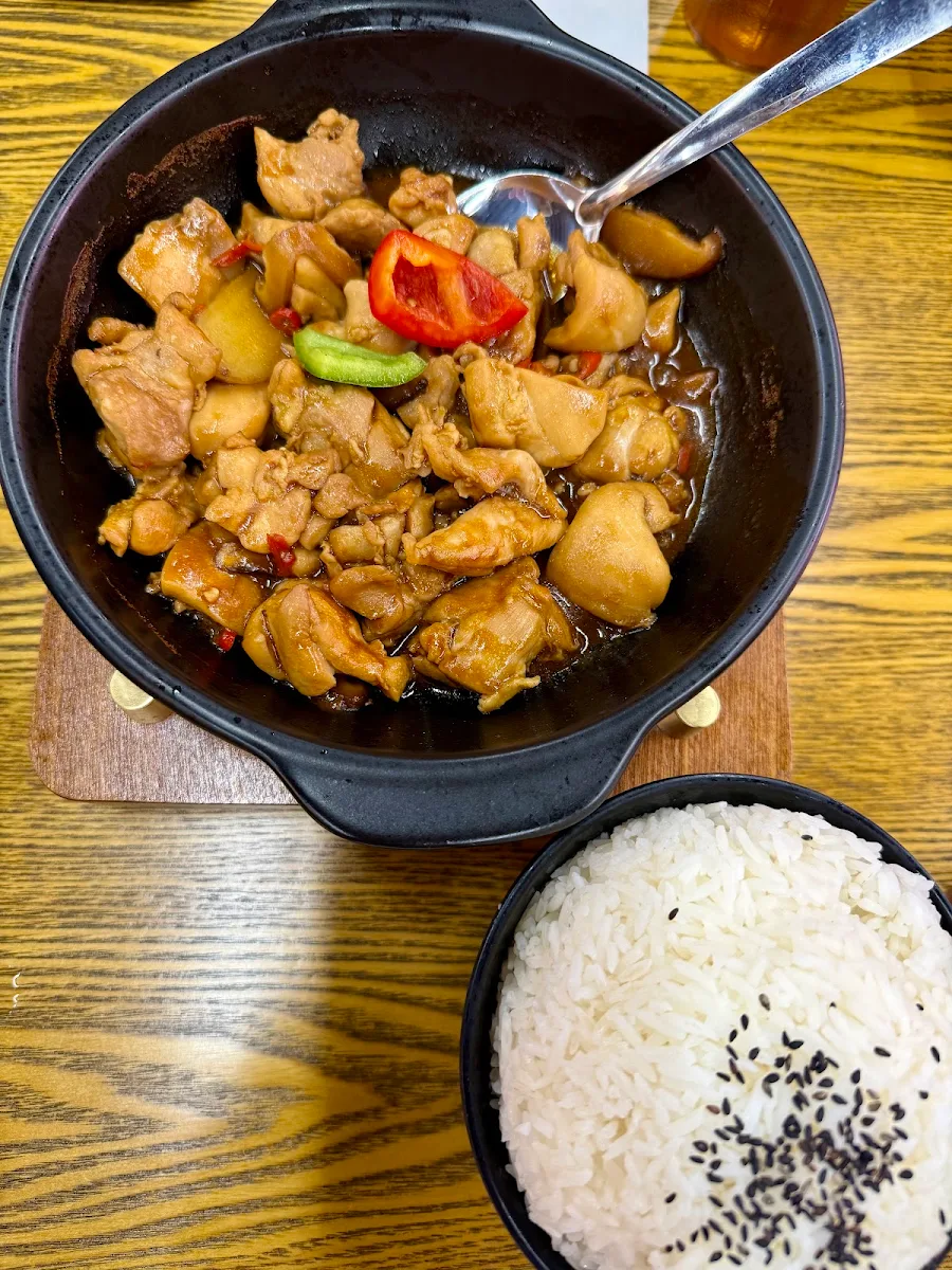 无骨黄焖鸡米饭 braised chicken with rice boneless